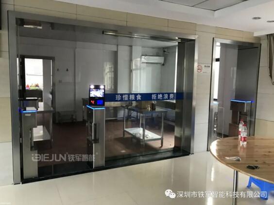 食堂在出入口處安裝擺閘