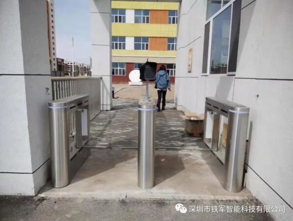 臨河區(qū)第七小學(xué)出入口安裝鐵軍智能人臉識別通道閘系統(tǒng)