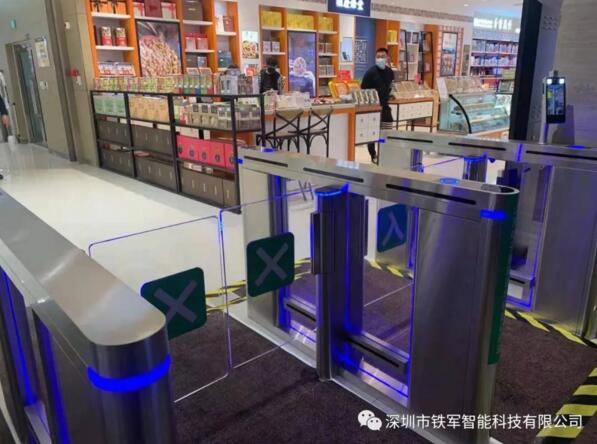 青島海信廣場設(shè)立鐵軍智能速通門