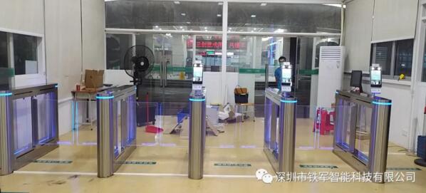 深圳市龍華區(qū)人民醫(yī)院應(yīng)用鐵軍智能“粵康碼”人臉測(cè)溫?cái)[閘