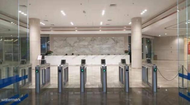 東莞濱海灣新區(qū)政府辦公大樓人臉識(shí)別通道閘案例 - 中出網(wǎng)-智能出入口與停車(chē)充電門(mén)戶(hù)