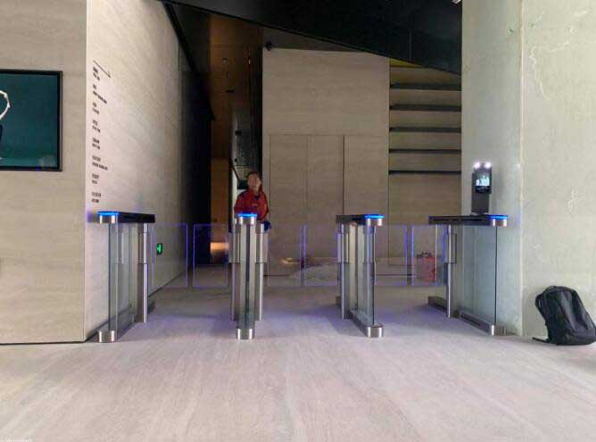 深圳南山僑城坊高端定制炫彩速通門案例 - 中出網(wǎng)-智能出入口與停車充電門戶