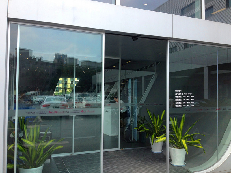 奧迪4S店自動門案例 - 中出網(wǎng)-智能出入口與停車充電門戶