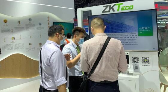 熵基科技工作人員正在為觀眾細(xì)心講解