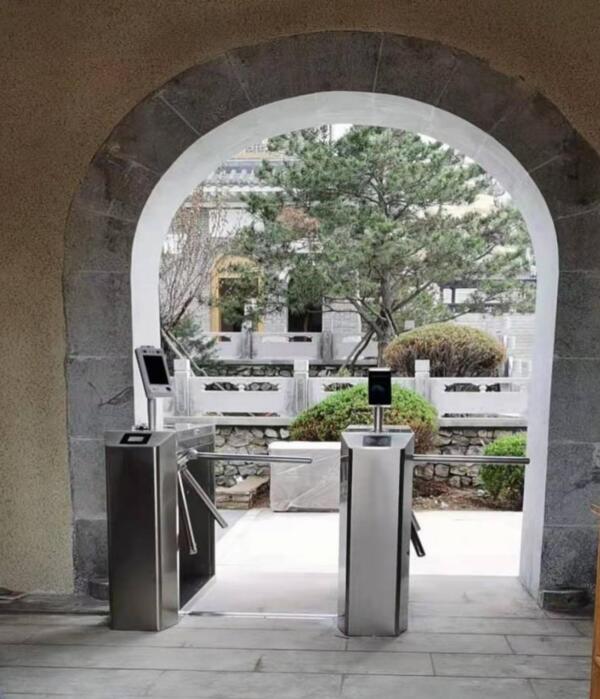 熵基科技提供的智能測溫通行解決方案