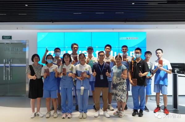 艾科智泊副總經(jīng)理兼研發(fā)總監(jiān)張建華先生與部分師生留影