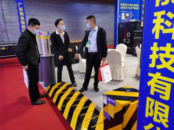 會(huì)場工作人員細(xì)心為客戶講解高壘產(chǎn)品