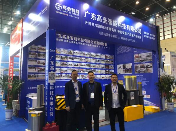 展會(huì)中客戶與工作人員合影留念