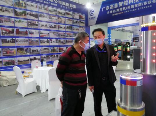 公司相關負責人跟新老客戶詳談合作