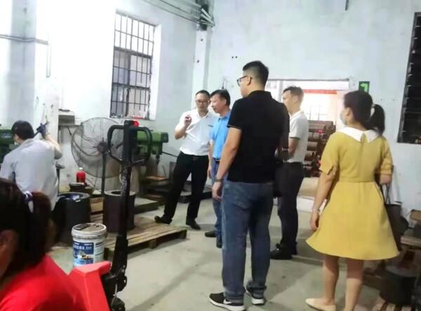 廣東職業(yè)技術(shù)學(xué)院輕工與材料學(xué)院馮書記對(duì)公司提出了許多寶貴的建議