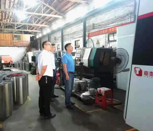 廣東職業(yè)技術(shù)學(xué)院輕工與材料學(xué)院馮書記對(duì)公司提出了許多寶貴的建議