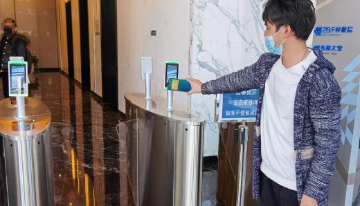 華為手機熄屏狀態(tài)下，一碰大廳門禁，通道閘快速打開