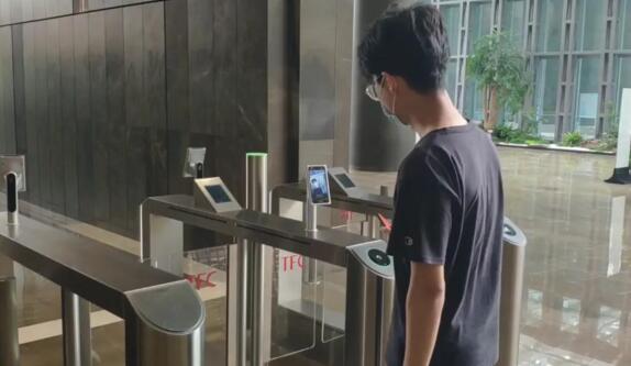 特房波特曼財(cái)富中心著力引入了令令開門二維碼智能門禁和訪客系統(tǒng)