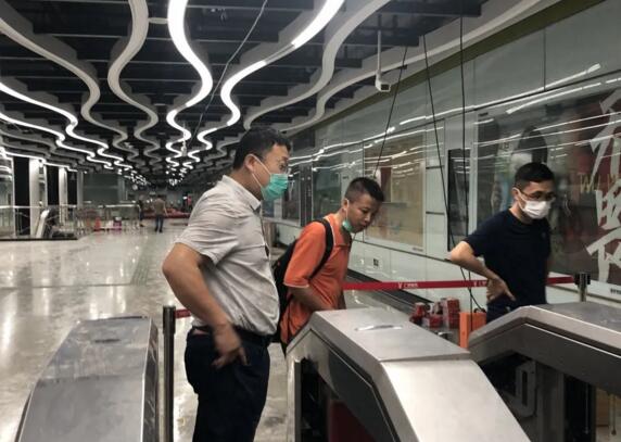 智能軌道交通業(yè)務(wù)群集成事業(yè)部總經(jīng)理張獻(xiàn)現(xiàn)場指導(dǎo)