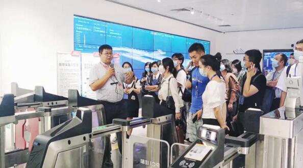 佳都科技軌道交通產(chǎn)品營(yíng)銷中心總經(jīng)理劉志宏為媒體演示技術(shù)產(chǎn)品