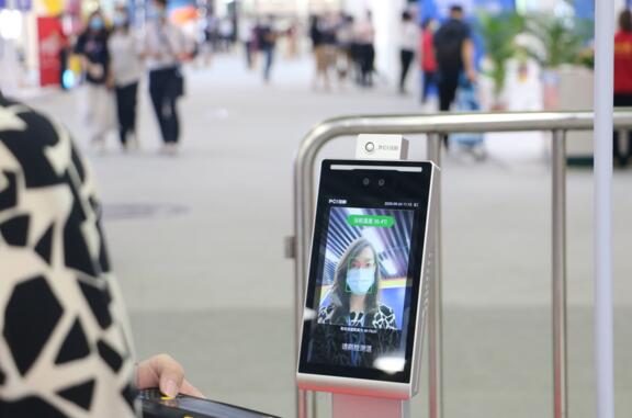 展館入口快速測溫 科學防疫高效通行