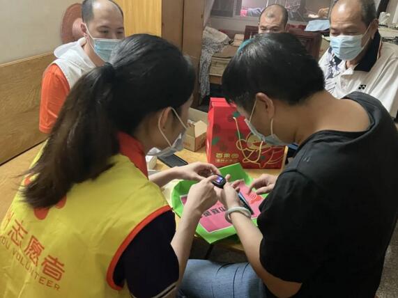 佳都黨員在了解燕姨的“微心愿”后帶著智能手表登門