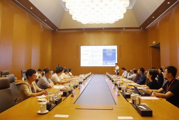 佳都科技集團(tuán)相關(guān)負(fù)責(zé)人向陳晏市長(zhǎng)詳細(xì)匯報(bào)