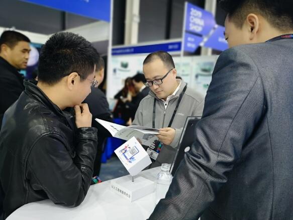 現(xiàn)場前來咨詢方案及體驗產(chǎn)品的人潮不斷