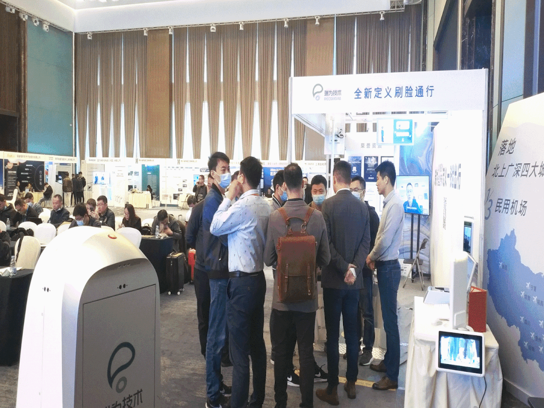 參觀嘉賓絡(luò)繹不絕