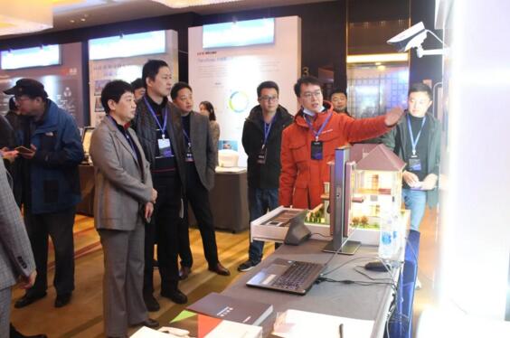 安防協(xié)會(huì)理事長(zhǎng)王慧莉、省廳領(lǐng)導(dǎo)、專家一同蒞臨立林展臺(tái)參觀并指導(dǎo)