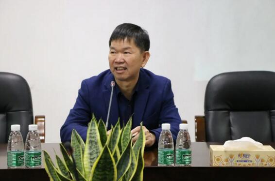 在陳董、鐘總等公司領(lǐng)導(dǎo)的陪同下，張區(qū)長一行先后參觀了立林生產(chǎn)車間和實(shí)驗(yàn)室