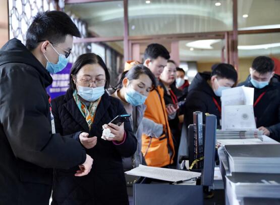 立林定制版恒溫水杯、數(shù)據(jù)線等精美禮品