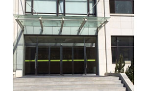 大連武警部隊(duì)自動門案例 - 中出網(wǎng)-智能出入口與停車充電門戶