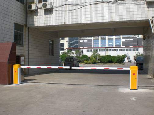 開發(fā)區(qū)聯(lián)通道閘案例 - 中出網(wǎng)-智能出入口與停車充電門戶