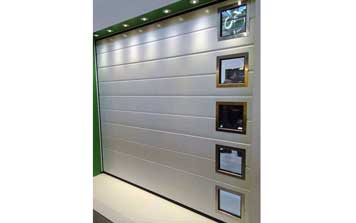 車庫(kù)門(mén) - 銀灰色單條紋車庫(kù)門(mén)