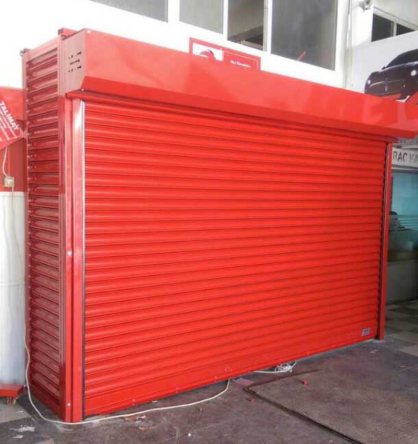 紅色鋼制防風(fēng)電動(dòng)卷簾門帶包廂