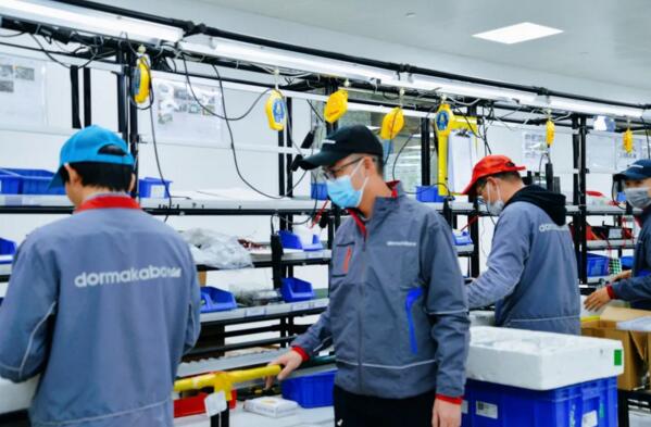 圖左二為dormakaba智能鎖生產(chǎn)經(jīng)理鄭銘先生