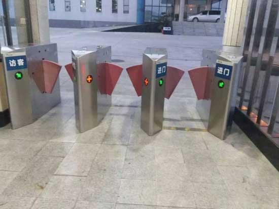 重慶富川古圣機電有限公司通道閘案例 - 中出網(wǎng)-智能出入口與停車充電門戶