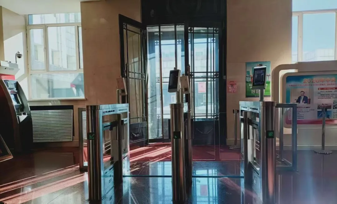 哈爾濱市某銀行則依托芊熠動(dòng)態(tài)人臉識(shí)別終端