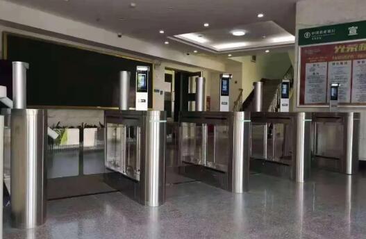 芊熠人臉識別設(shè)備顯身手，多方式管控銀行出入口，切實(shí)提升安全保障