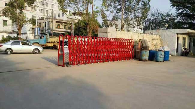 東莞東城豪華大紅電動伸縮門案例 - 中出網(wǎng)-智能出入口與停車充電門戶