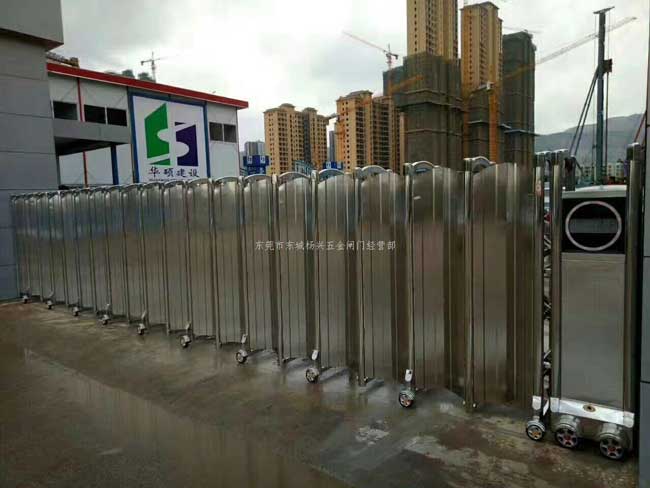 華碩建設電動伸縮門案例 - 中出網-智能出入口與停車充電門戶