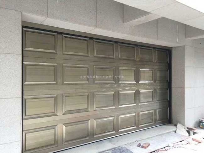 莞城中心翻板電動車庫門案例 - 中出網(wǎng)-智能出入口與停車充電門戶