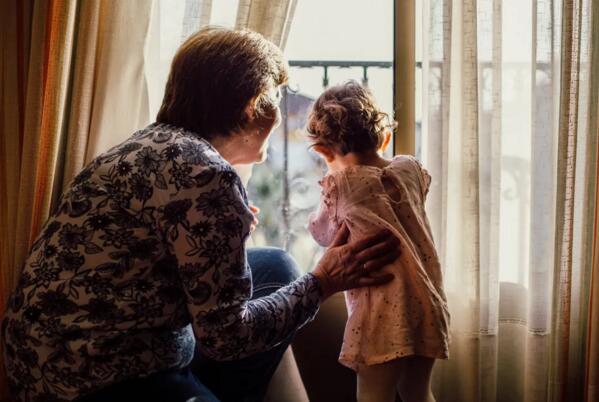 老人出門忘記鎖門？