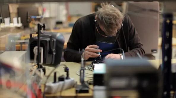 APP（應(yīng)用程序）開發(fā)團隊、硬件專家和云技術(shù)工程師