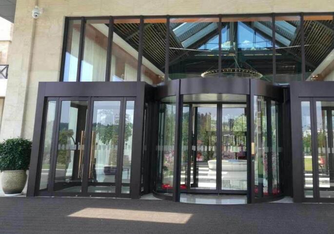 安吉銀潤(rùn)大酒店旋轉(zhuǎn)門案例 - 中出網(wǎng)-智能出入口與停車充電門戶