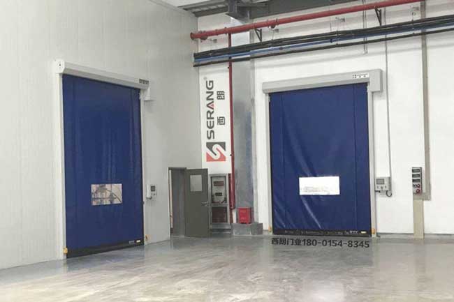 能防撞自動復位的拉鏈高速門