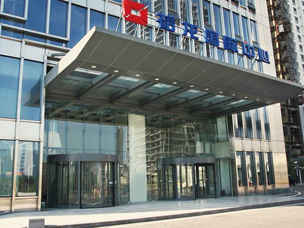 青島裕龍國際中心旋轉(zhuǎn)門案例 - 中出網(wǎng)-智能出入口與停車充電門戶