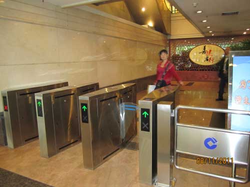 重慶建行通道閘案例 - 中出網(wǎng)-智能出入口與停車(chē)充電門(mén)戶(hù)