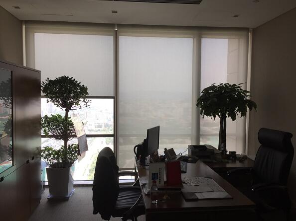 中國建筑大廈電動布藝開合簾案例 - 中出網(wǎng)-智能出入口與停車充電門戶