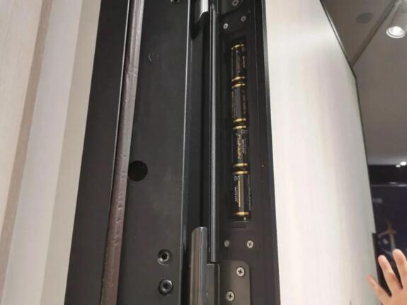 亞太天能智能門采用獨特的4節(jié)干電池供電方式