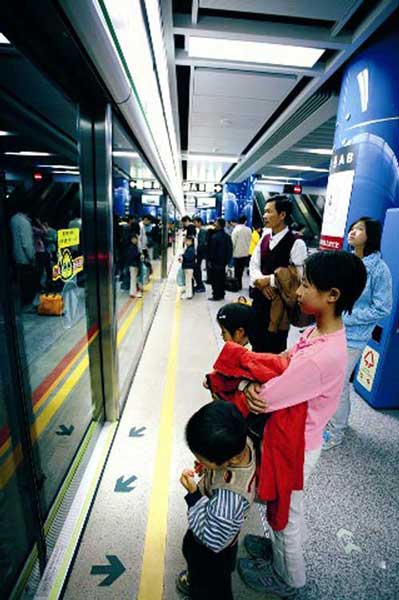 廣州地鐵屏蔽門案例 - 中出網(wǎng)-智能出入口與停車充電門戶