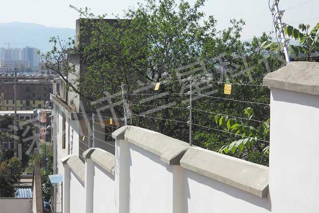 云南楚雄山水龍庭別墅電子圍欄案例 - 中出網(wǎng)-智能出入口與停車充電門(mén)戶