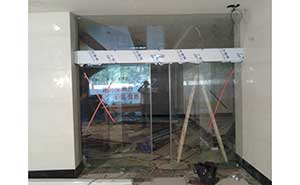 合肥阜陽北路金屬大廈自動門案例 - 中出網(wǎng)-智能出入口與停車充電門戶