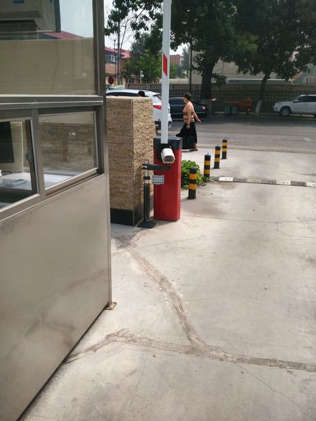 華巖商業(yè)廣場道閘案例 - 中出網-智能出入口與停車充電門戶